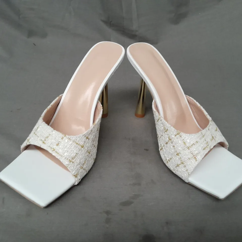 BOXED PAIR OF DESIGNER OPEN TOE HEELED SANDALS IN WHITE/GOLD EU SIZE 38
