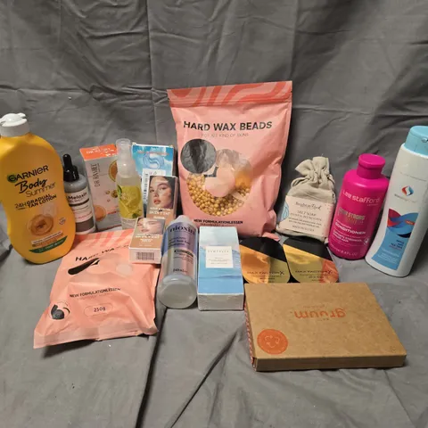 APPROXIMATELY 25 ASSORTED COSMETICS ITEMS TO INCLUDE HARD WAX BEADS, CENTELLA WATER-FIT SUN SERUM, NIOXIN ANTI HAIR LOSS SHAMPOO, ETC