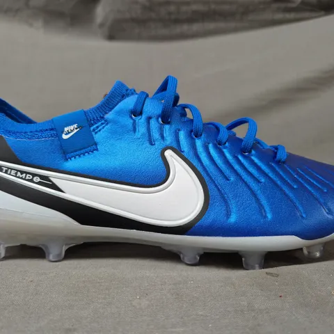 BOXED PAIR OF NIKE TIEMPO LEGEND 10 ELITE AG-PRO FOOTBALL BOOTS IN BLUE/WHITE UK SIZE 8