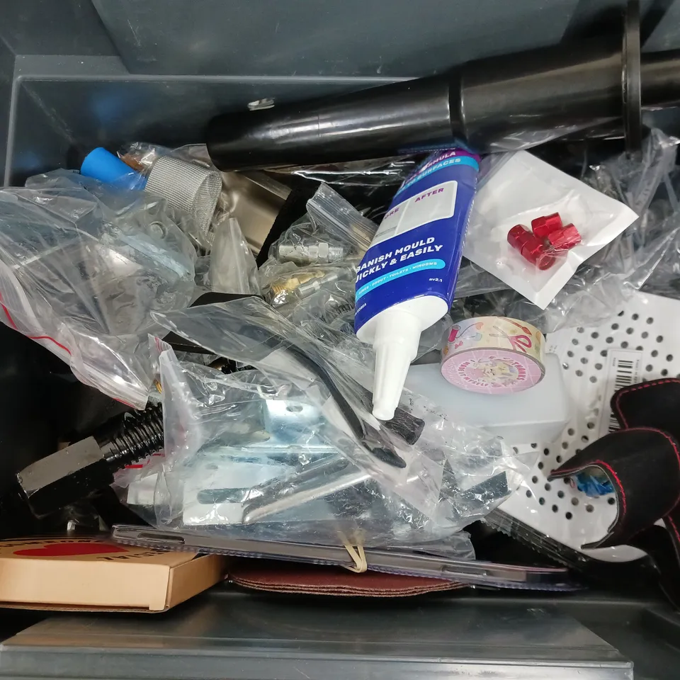 APPROXIMATELY 12 ASSORTED HOUSEHOLD ITEMS TO INCLUDE CISIVIS CUTTING WHEEL, BEWOS CUTLERY, SOLAR LIGHT, ETC