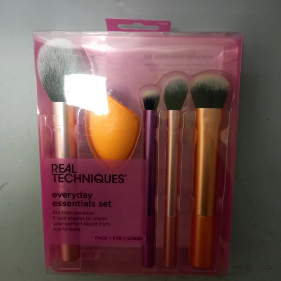 REAL TECHNIQUES EVERYDAY ESSENTIALS SET