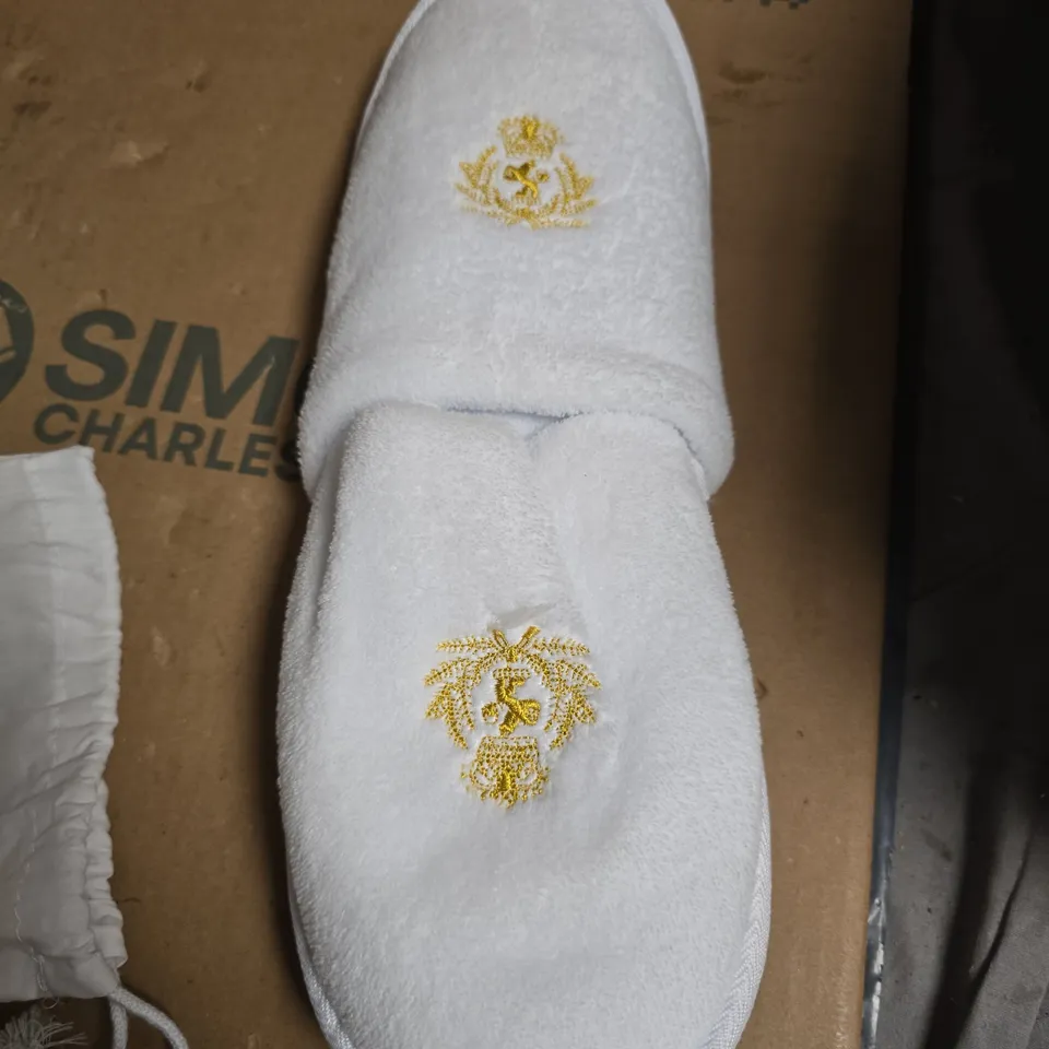 APPROXIMATELY 7 PAIRS OF CUNARD QUEEN'S GRILL PLUSH SLIPPERS WITH BAG 