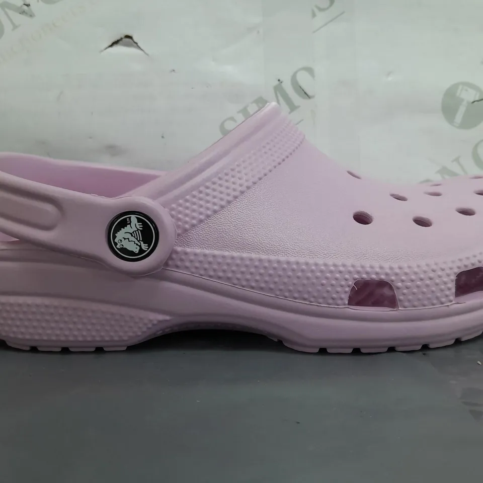 PAIR OF CROCS CLASSIC CLOGS IN PINK UK SIZE M3/W4