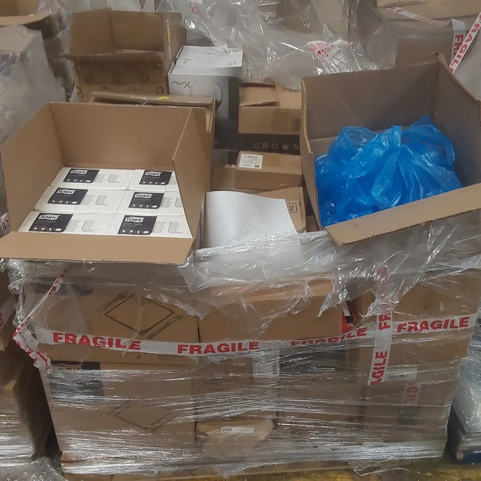 PALLET CONTAINING A VERY LARGE QUANTITY OF ASSORTED CATERING PRODUCTS INCLUDING: NUDE WINE GLASSES, UTOPIA GLASS JUGS, DISPOSABLE DISHES, TORK DINNER NAPKINS ECT