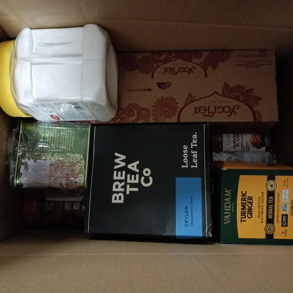 APPROXIMATELY 12 ASSORTED FOOD & DRINK ITEMS TO INCLUDE BREW TEA CO CEYLON, AKSOV SODIUM BICARBONATE, HOTEL CHOCOLAT PRALINE, ETC - COLLECTION ONLY