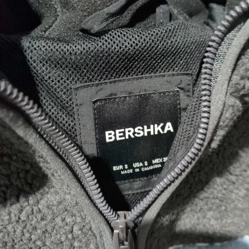 BERSHKA COLOUR-BLOCK FLEECE JACKET – BLACK & BLUE, SIZE S (EU/US)