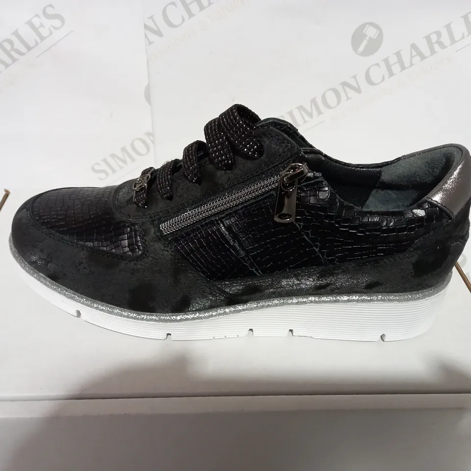 BOXED PAIR OF MODA BLACK TRAINER - SIZE 7