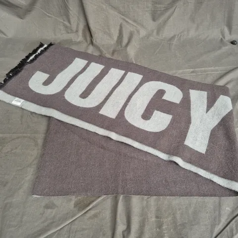 JUICY COUTURE REVERSIBLE SCARF IN GREY