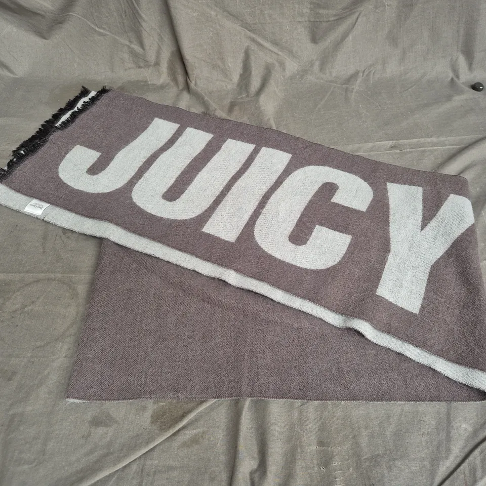 JUICY COUTURE REVERSIBLE SCARF IN GREY