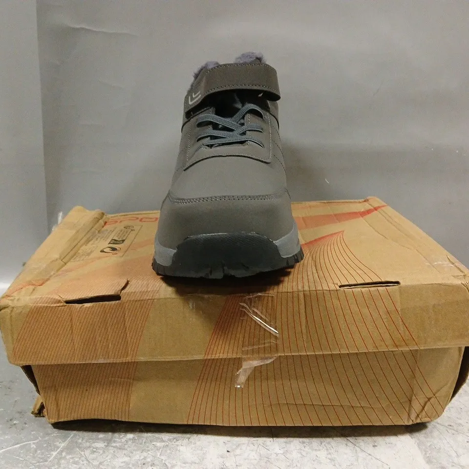 BOXED PAIR OF UNBRANDED SHOES IN GREY SIZE EU 45