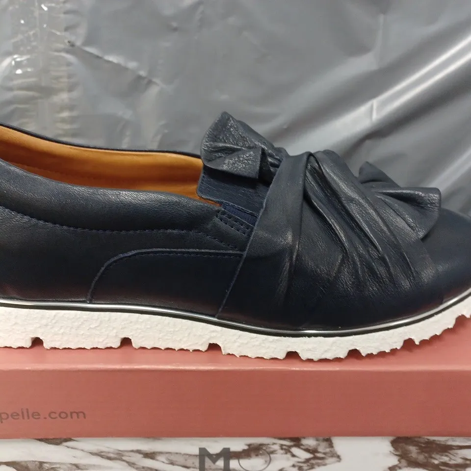 BOXED MODA IN PELLE ANETTE LEATHER BOW TWIST UPPER WITH FLEX SOLE TRAINERS IN NAVY - SIZE 40