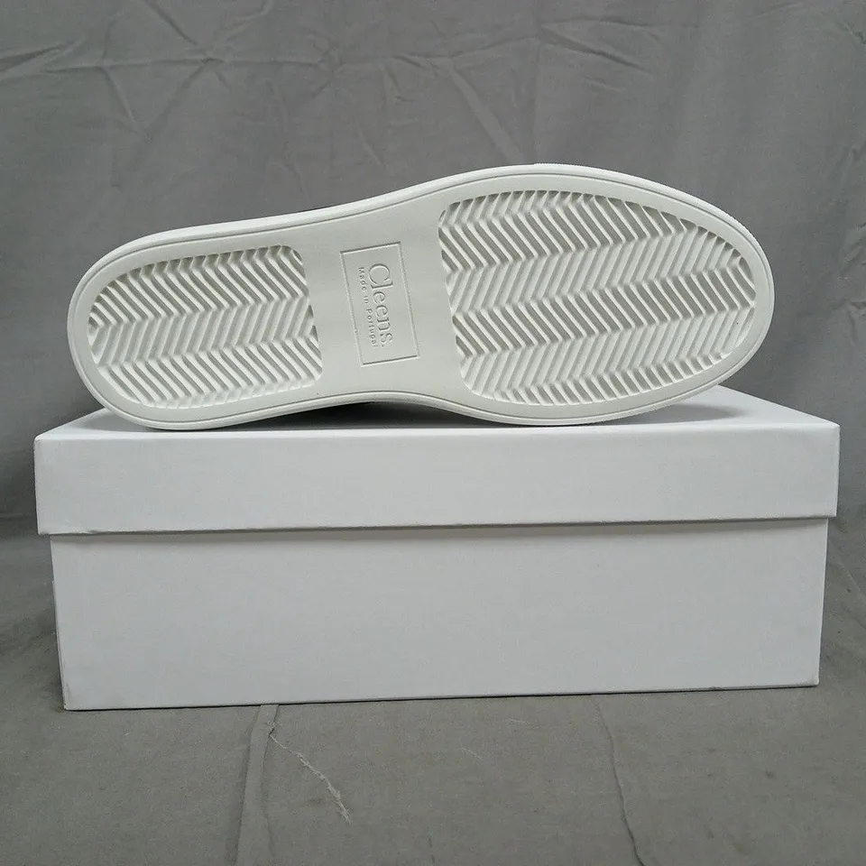 BOXED PAIR OF CLEENS LUXOR TRAINERS IN NAVY/WHITE SIZE UK 9