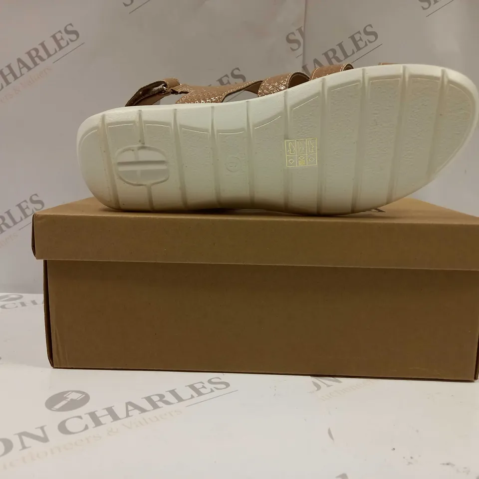 BOXED PAIR OF CUSHION WALK ONE TOUCH CLOSE SANDALS IN TAN - SIZE 6 