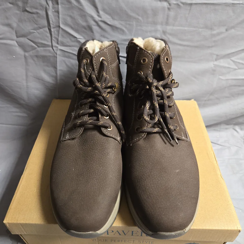 BOXED PAIR OF PAVERS ANKLE HIGH BOTOS - UK SIZE 8