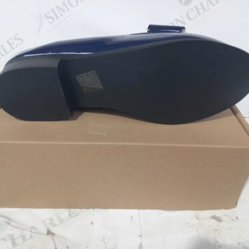 BOXED PAIR OF WALLIS SLIP-ON LOAFERS W. BOW IN NAVY UK SIZE 7