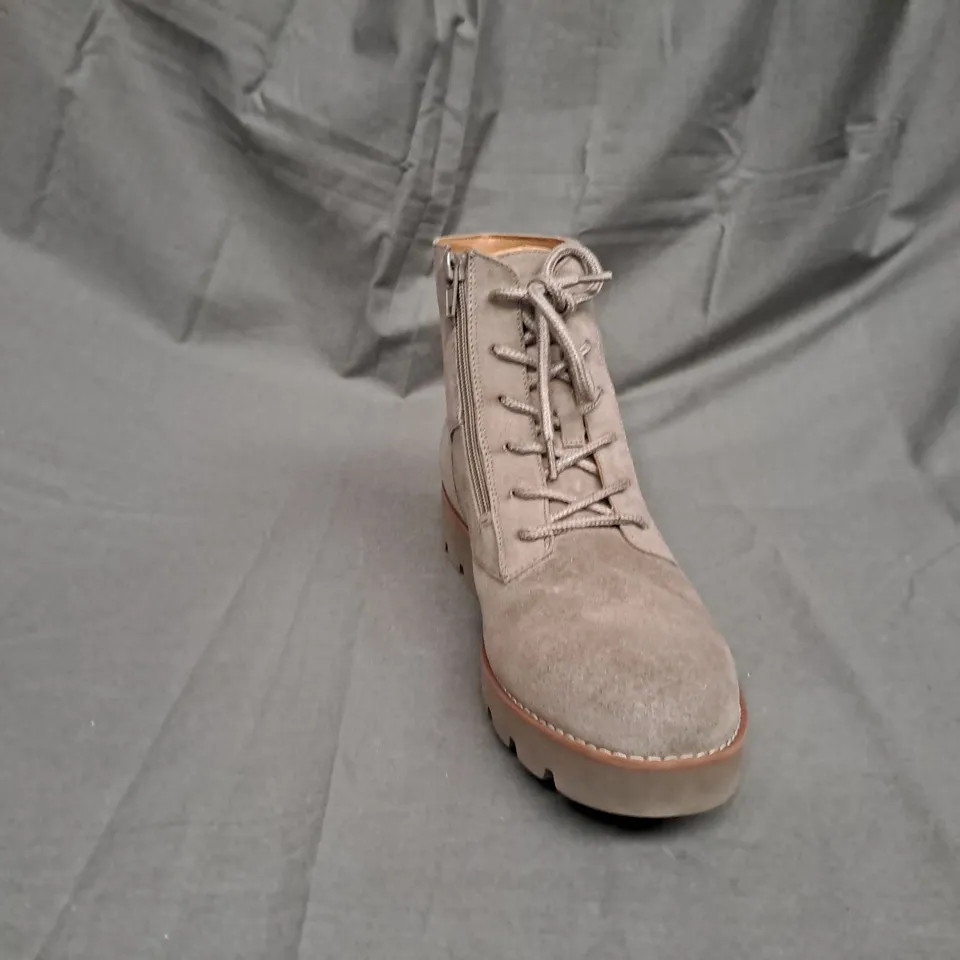 PAIR OF VIONIC LARSON LACE UP BOOTS IN STONE SIZE 5
