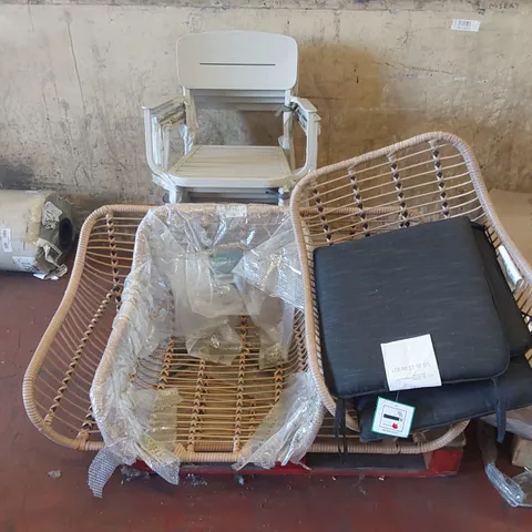 PALLET CONTAINING 4x STACKABLE CHAIRS AND OTHER ASSORTED OUTDOOR CHAIR PARTS 