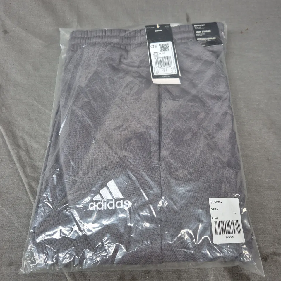 ADIDAS REGULAR FIT TAPERED LEG SWEATPANTS IN GREY SIZE XL