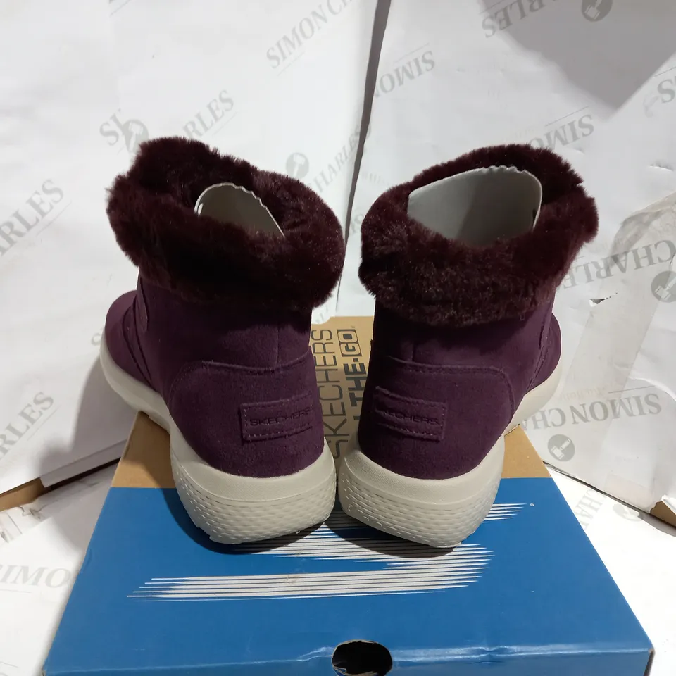 SKETCHRS BURGUNDY ANKLE BOOTS - SIZE 5