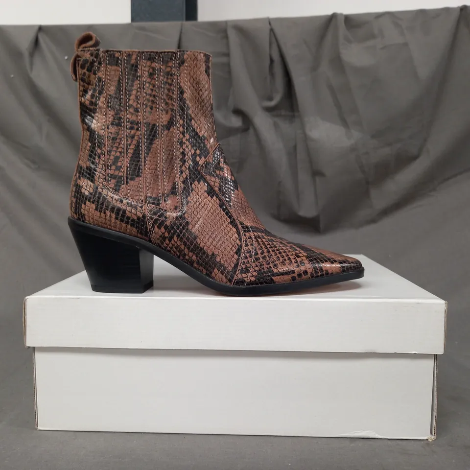BOXED PAIR OF SOLEA FARES LEATHER ANKLE BOOTS IN TAUPE EU SIZE 36