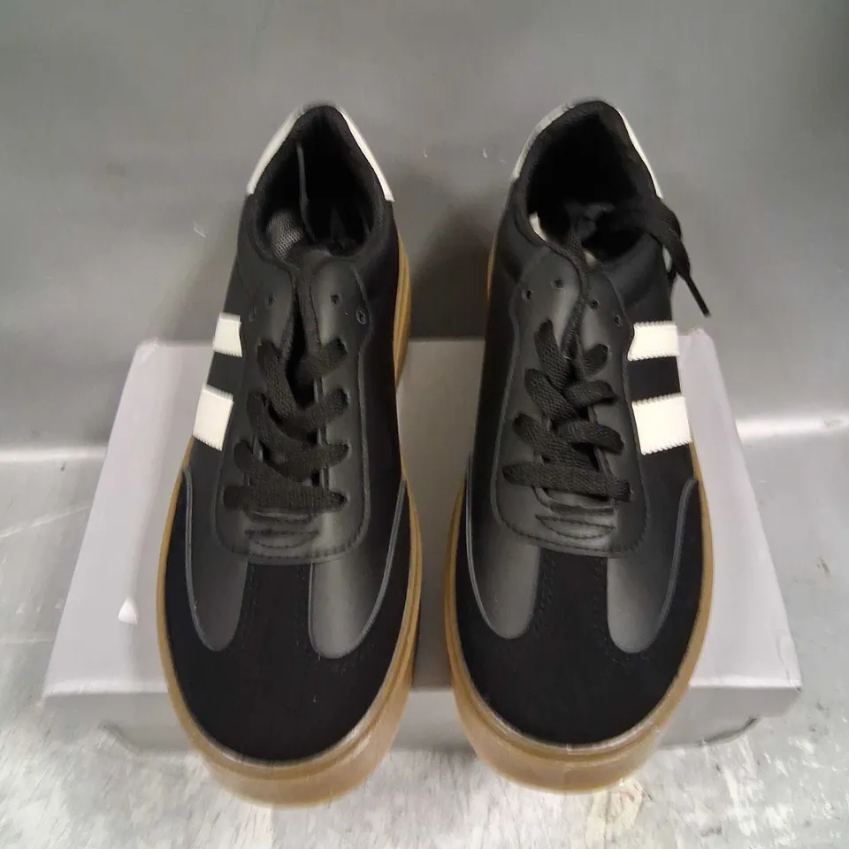 BOXED BLACK TRAINING SHOES SIZE 39