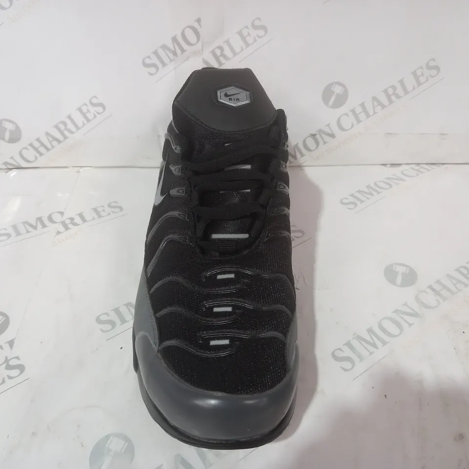 BOXED PAIR OF NIKE AIR SHOES IN BLACK/GREY UK SIZE 8.5