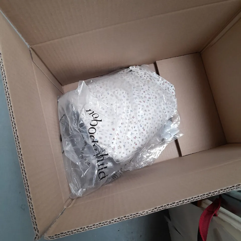 BOX OF APPROX OF 10 X ASSORTED ITEMS OF CLOTHING; INCLUDES; HAT, SOCKS, JEANS, SHIRT ETC 