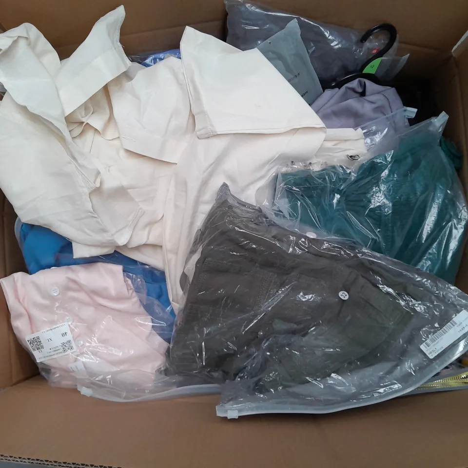 APPROXIMATELY 25 ASSORTED CLOTHING ITEMS IN VARIOUS SIZES TO INCLUDE DRESSES, TOPS, ETC