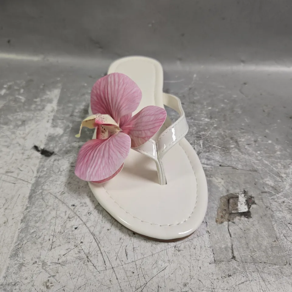 BOXED PAIR OF UNBRANDED TOE-POST SANDALS IN WHITE W. FLORAL DETAIL SIZE EU 38