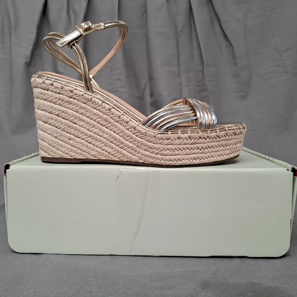 BOXED PAIR OF TED BAKER OPEN TOE HIGH WEDGE SANDALS IN METALLIC GOLD/SILVER EU SIZE 40