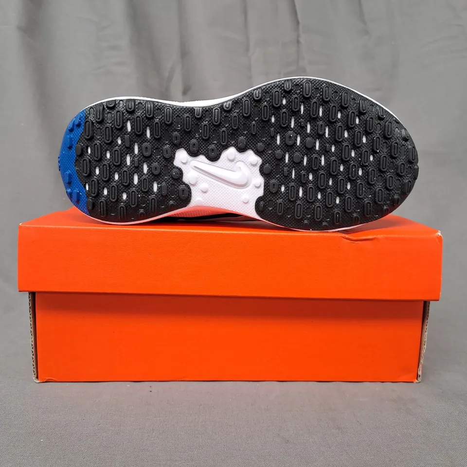 BOXED PAIR OF NIKE REVOLUTION 7 KIDS SHOES IN BLUE/BLACK/WHITE UK SIZE 9.5