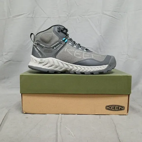 BOXED PAIR OF KEEN NXIS EVO WATERPROOF MID ANKLE BOOTS IN GREY SIZE UK 6
