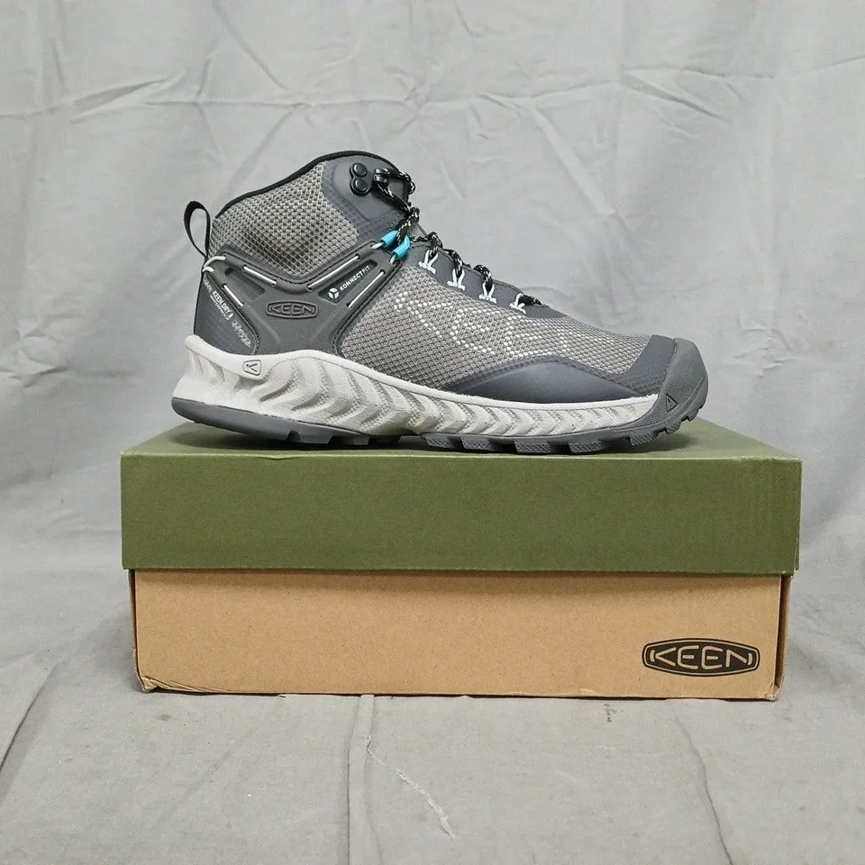 BOXED PAIR OF KEEN NXIS EVO WATERPROOF MID ANKLE BOOTS IN GREY SIZE UK 6