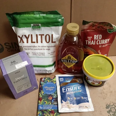 APPROXIMATELY 12 ASSORTED FOOD & DRINK ITEMS TO INCLUDE RED THAI CURRY SNACK MIX, DECAF EARL GREY, XYLITOL, ETC - COLLECTION ONLY