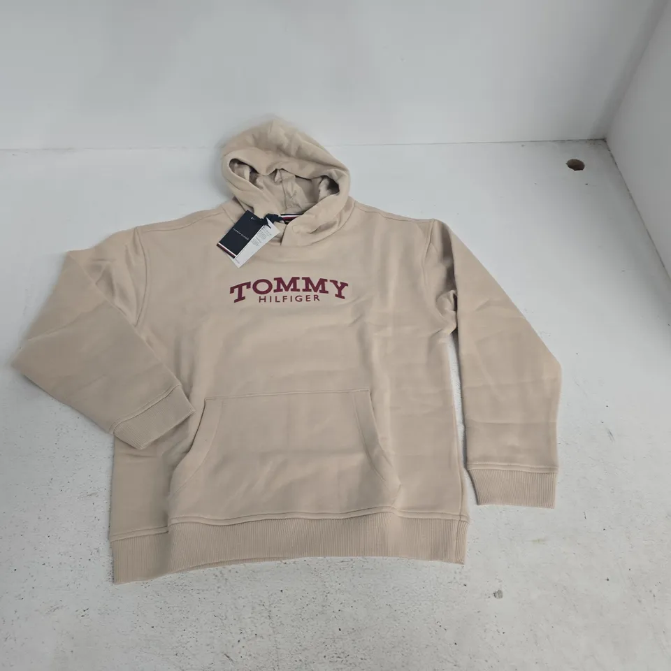 TOMMY HILFIGER MONOTYPE PRINT HOODIE IN GULF SAND - 12