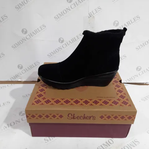 BOXED PAIR OF SKECHERS BLACK ZIP UP BLACK BOOTS SIZE 6