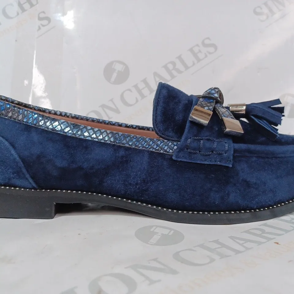 BOXED PAIR OF MODA IN PELLE ENLEENA WIDE SUEDE LOAFERS IN NAVY SIZE 6