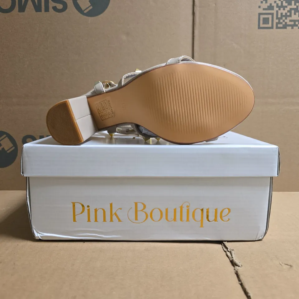 BOXED PAIR OF PINK BOUTIQUE OPEN TOE BLOCK HEEL SANDALS IN NUDE W. GOLD TONE STUDS SIZE UK 4