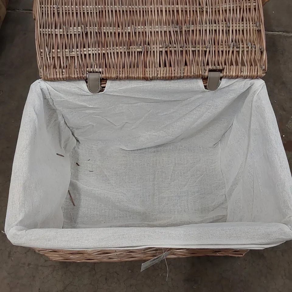 BOXED ARTHUR CAMERON RECTANGULAR WICKER STORAGE BASKET WITH LID AND REMOVABLE LINING (1 BOX)