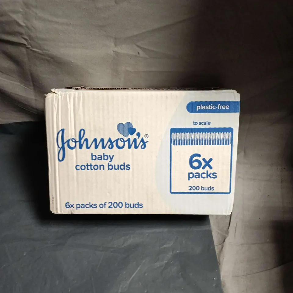 APPROXIMATELY 4 ASSORTED HEALTH AND BEAUTY ITEMS INCLUDING JOHNSONS COTTON BUDS PAMPERS WIPES 