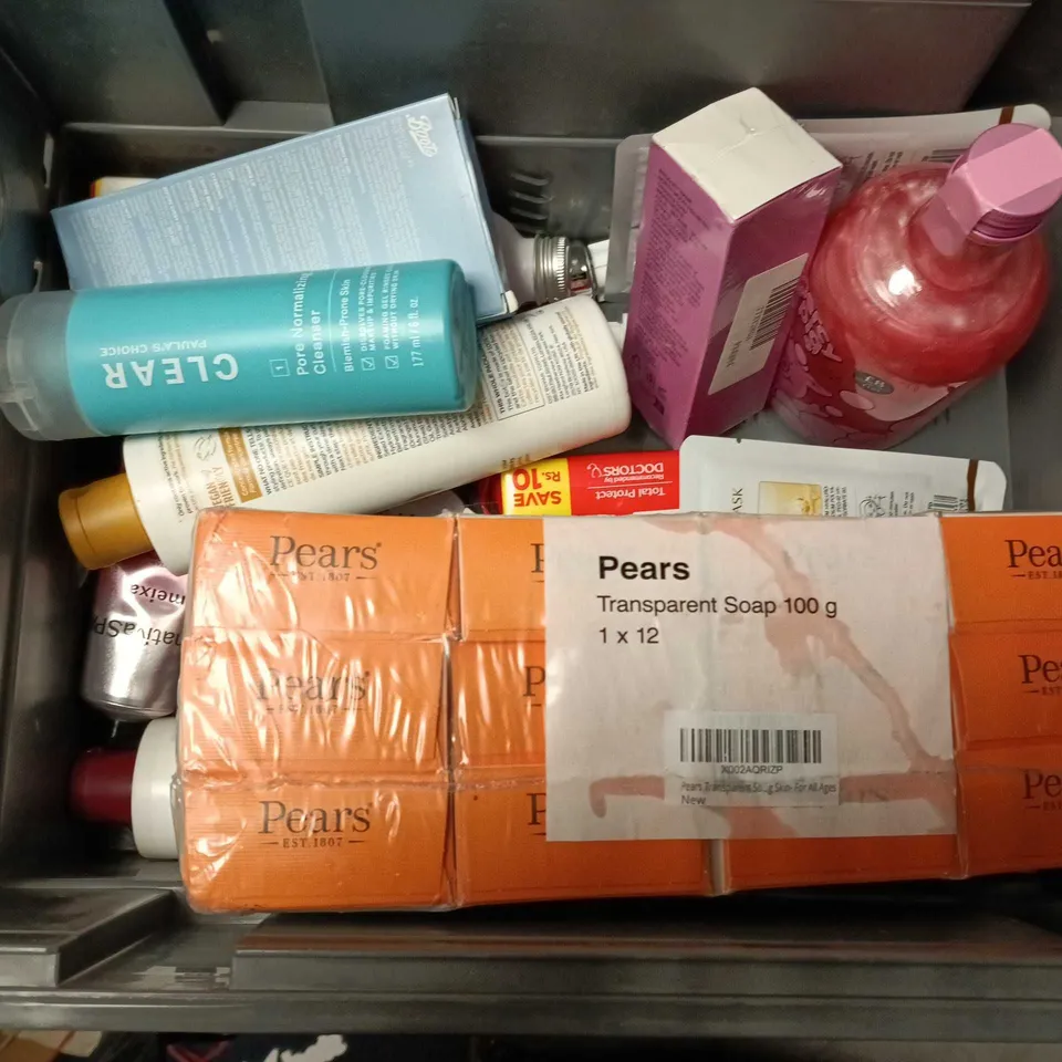APPROXIMATELY 15 ASSORTED HEALTH & BEAUTY PRODUCTS TO INCLUDE PEARS SOAP, TOOTILAB LEAVE-IN CREAM, BOOTS WAX STRIPS, ETC