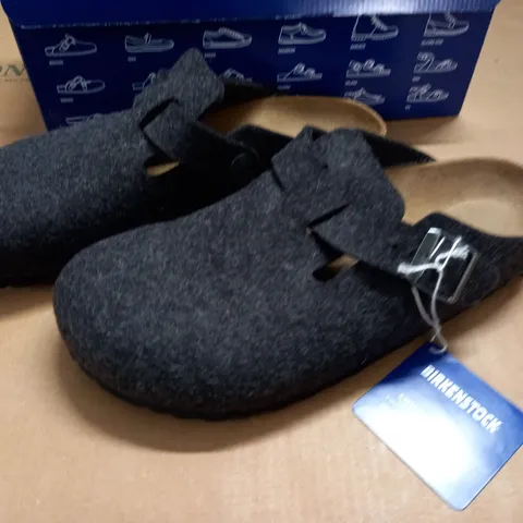 BOXED PAIR OF BIRKENSTOCK BOSTON SLIDE ONS IN ANTHRACITE - SIZE 40