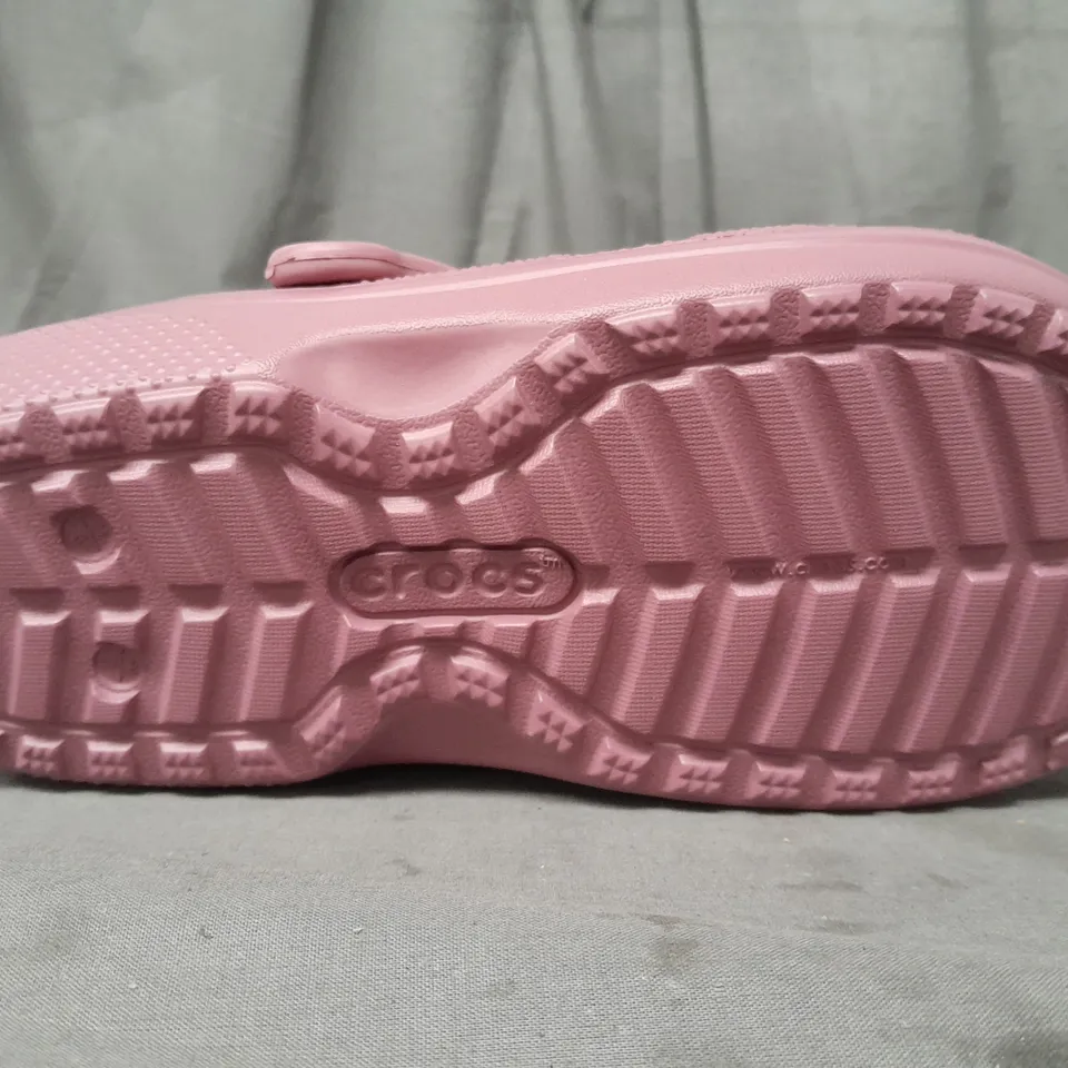 PAIR OF CROCS CLASSIC LINED CLOGS IN BERRY UK SIZE M5/W6