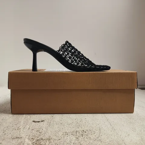 BOXED PAIR OF UNBRANDED SQUARE TOE HEELS W. NETTING IN BLACK SIZE EU 37
