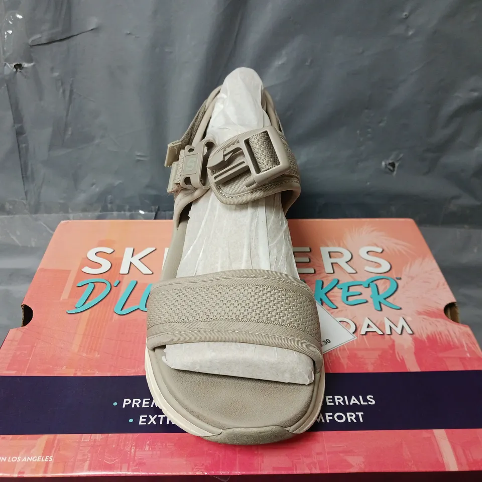 BOXED SKECHERS DLUX WALKER DAILY SHOES IN TAUPE - SIZE 5