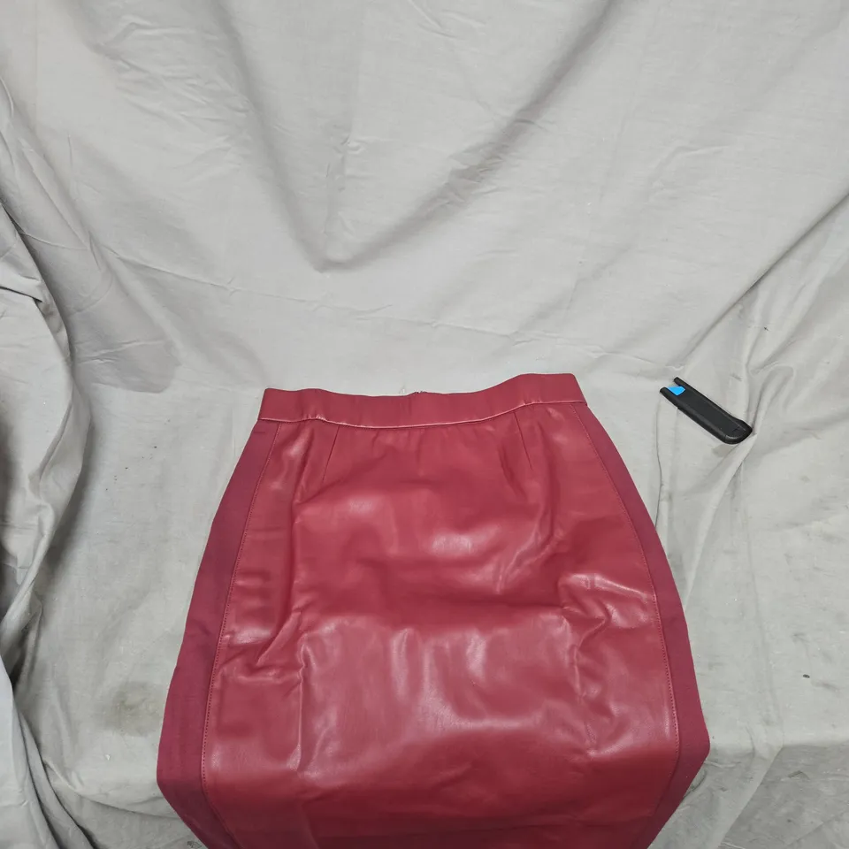 RUTH LANGFORD BURGUNDY LEATHER-LOOK SKIRT, UK 12 – SIDE ZIP