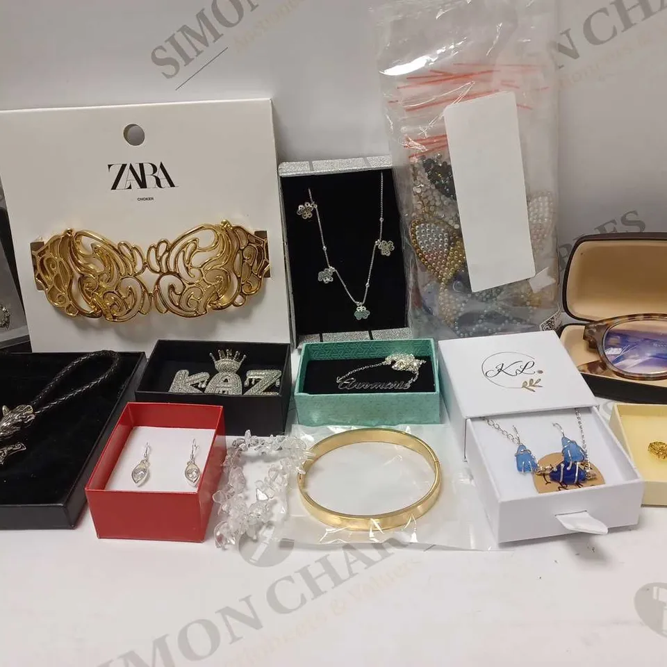 LOT OF APPROX 15 ASSORTED JEWELLERY ITEMS TO INCLUDE NECKLACES, EARRINGS, BRACELETS, ETC 