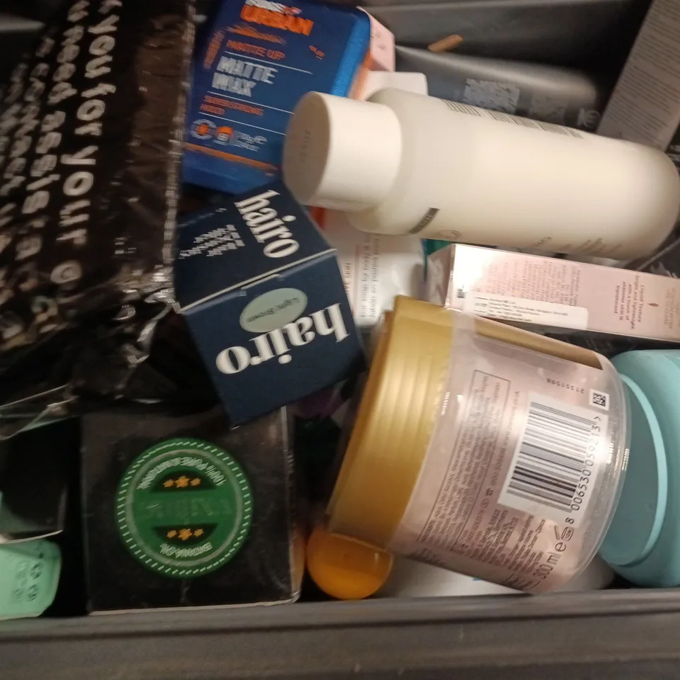 APPROXIMATELY 15 ASSORTED HEALTH & BEAUTY PRODUCTS TO INCLUDE OLAY, HAIRO AND PANTENE
