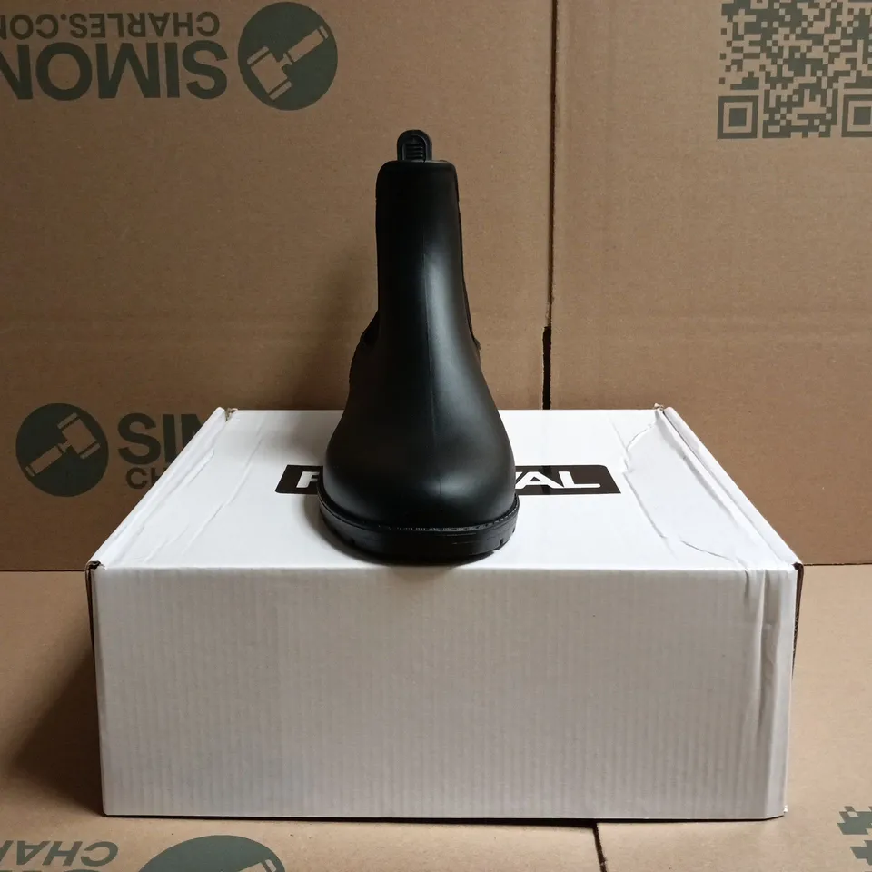 BOXED PAIR OF FESTIVAL WELLINGTON BOOTS IN BLACK SIZE 3