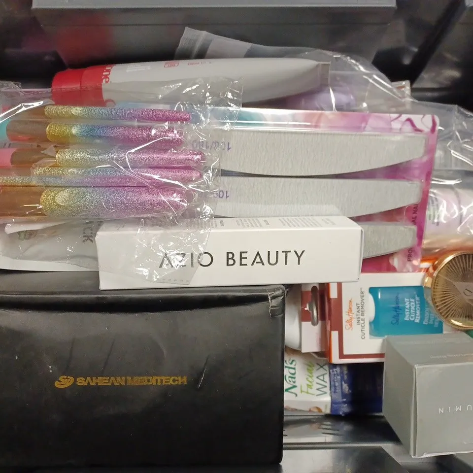 BOX OF APPROX 20 ASSORTED HEALTH AND BEAUTY ITEMS TO INCLUDE - FEMFRESH DAILY WASH - MRS GLAM PEACHY ELIXIR - LUMIN MOISTURIZING BALM ECT